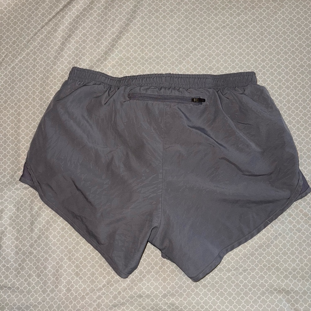 Nike woman’s running shorts S - Picture 2 of 3